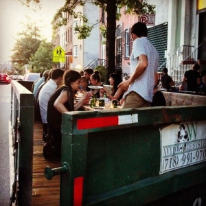 花50美元在垃圾桶中吃饭，为倡导人们不要浪费食物