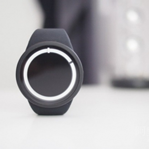 暗夜发出霓虹蓝光的ZIIIRO Eclipse手表，简约又时尚