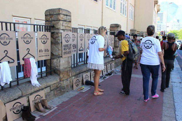 街头捐赠商店,保护受助人尊严(图2) 街头捐赠商店,保护受助人尊严(图2)