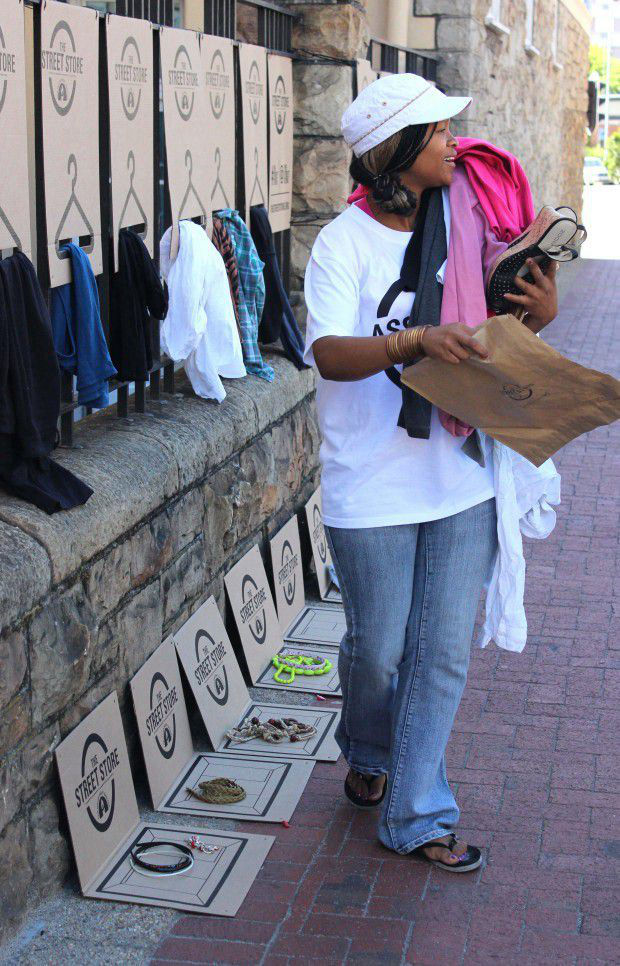 街头捐赠商店,保护受助人尊严(图7) 街头捐赠商店,保护受助人尊严(图7)